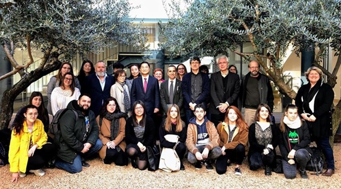 El 27 de febrero, los alumnos de la Universidad Autónoma de Barcelona (UAB), Hong-jo Chun, embajador de Corea del Sur en España y Margarita Arboix, rectora de la UAB posan para una foto en frente de las nuevas oficinas del Instituto Rey Sejong Barcelona. | Europa press